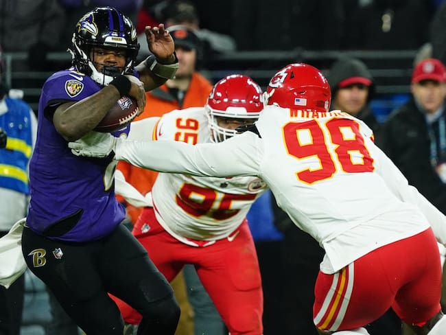 Baltimore (United States), 28/01/2024.- Baltimore Ravens quarterback Lamar Jackson (L) tries to elude a tackle by Kansas City Chiefs defensive tackle Chris Jones (C) and Kansas City Chiefs defensive tackle Tershawn Wharton (R) during the second half of the AFC conference championship game between the Baltimore Ravens and the Kansas City Chiefs in Baltimore, Maryland, USA, 28 January 2024. The AFC conference championship Kansas City Chiefs will face the winner of the NFC conference championship game between the San Francisco 49ers and the Detroit Lions to advance to the Super Bowl LVIII in Las Vegas, Nevada, on 11 February 2024. EFE/EPA/SHAWN THEW