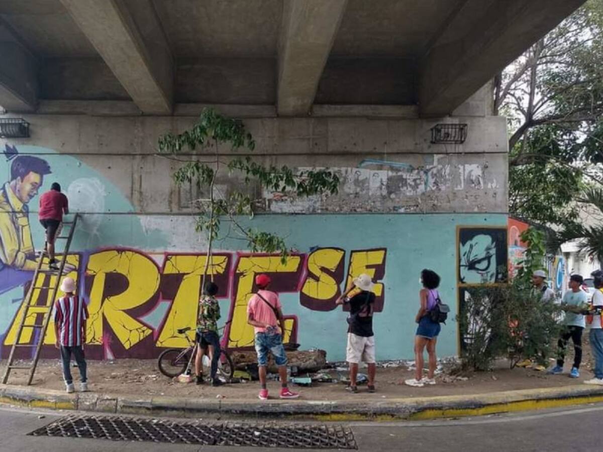 Jóvenes en Cartagena borraron publicidad política para pintar murales