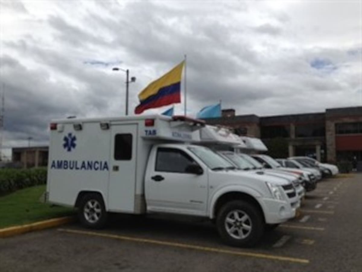 Policía envía seis ambulancias a Catam para recibir a los uniformados que serían liberados