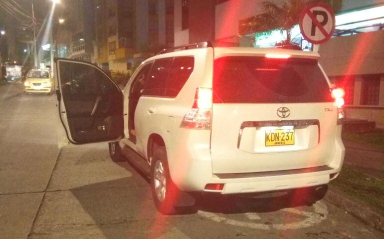 Sicarios le dispararon al abogado que se movilizada en esta camioneta