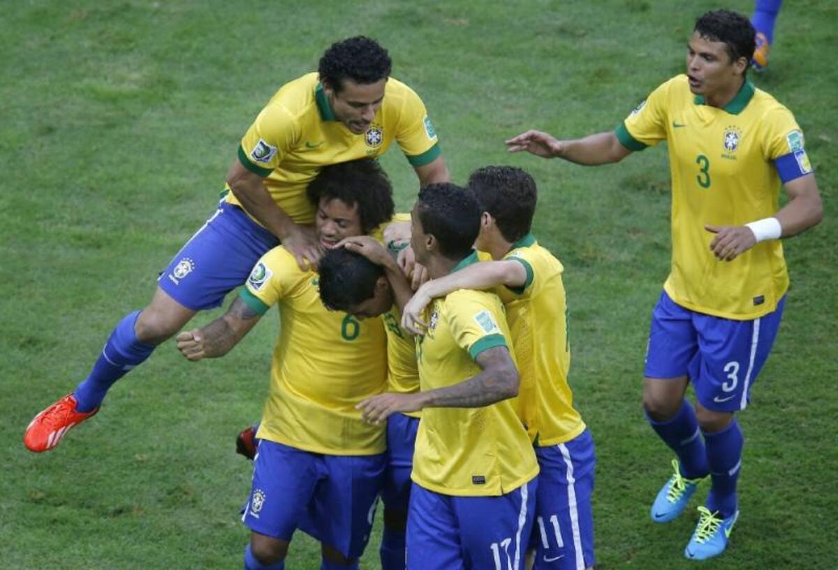 Los jugadores brasileños celebran la victoria. Foto: EFE