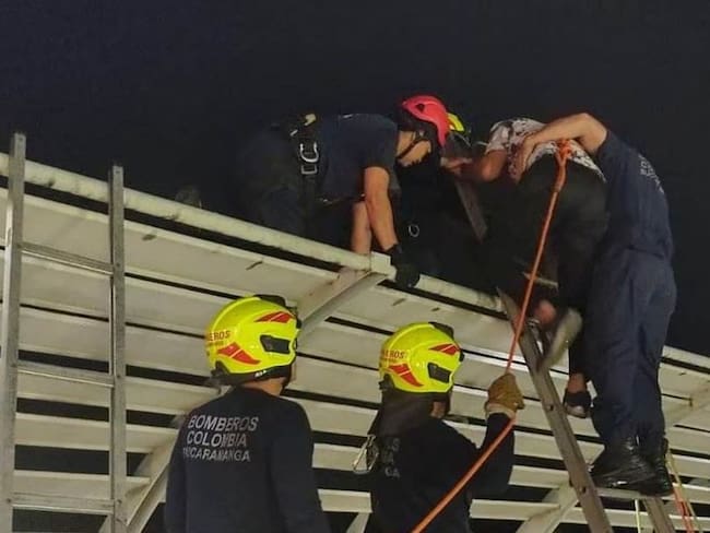 ¡Insólito! robaron a bombero cuando impedía un suicidio
