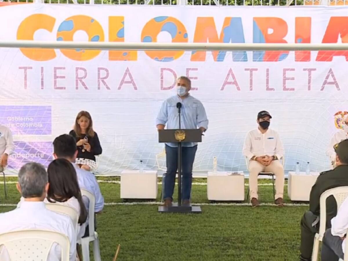 VIDEO: "Canchas inauguradas le arrebatan los jóvenes a las Bacrim": Duque