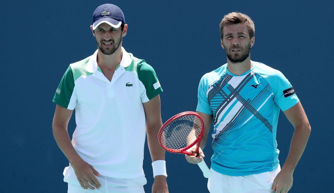 Mate Pavic (izquierda) y Nikola Mektic (derecha) durante su competencia en el Masters 1.000 de Miami.