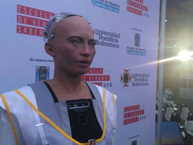 La agradable conversación de un robot con el alcalde de Medellín