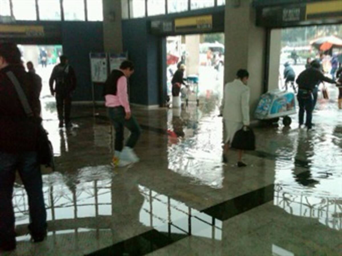 Fuerte aguacero y granizada en Bogotá afecta a Transmilenio