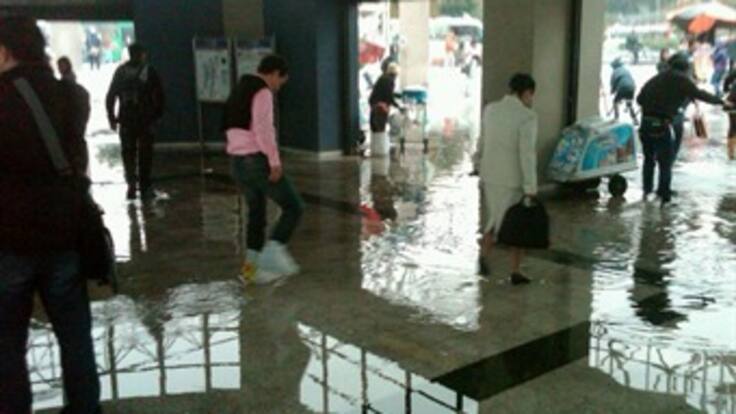 Fuerte aguacero y granizada en Bogotá afecta a Transmilenio