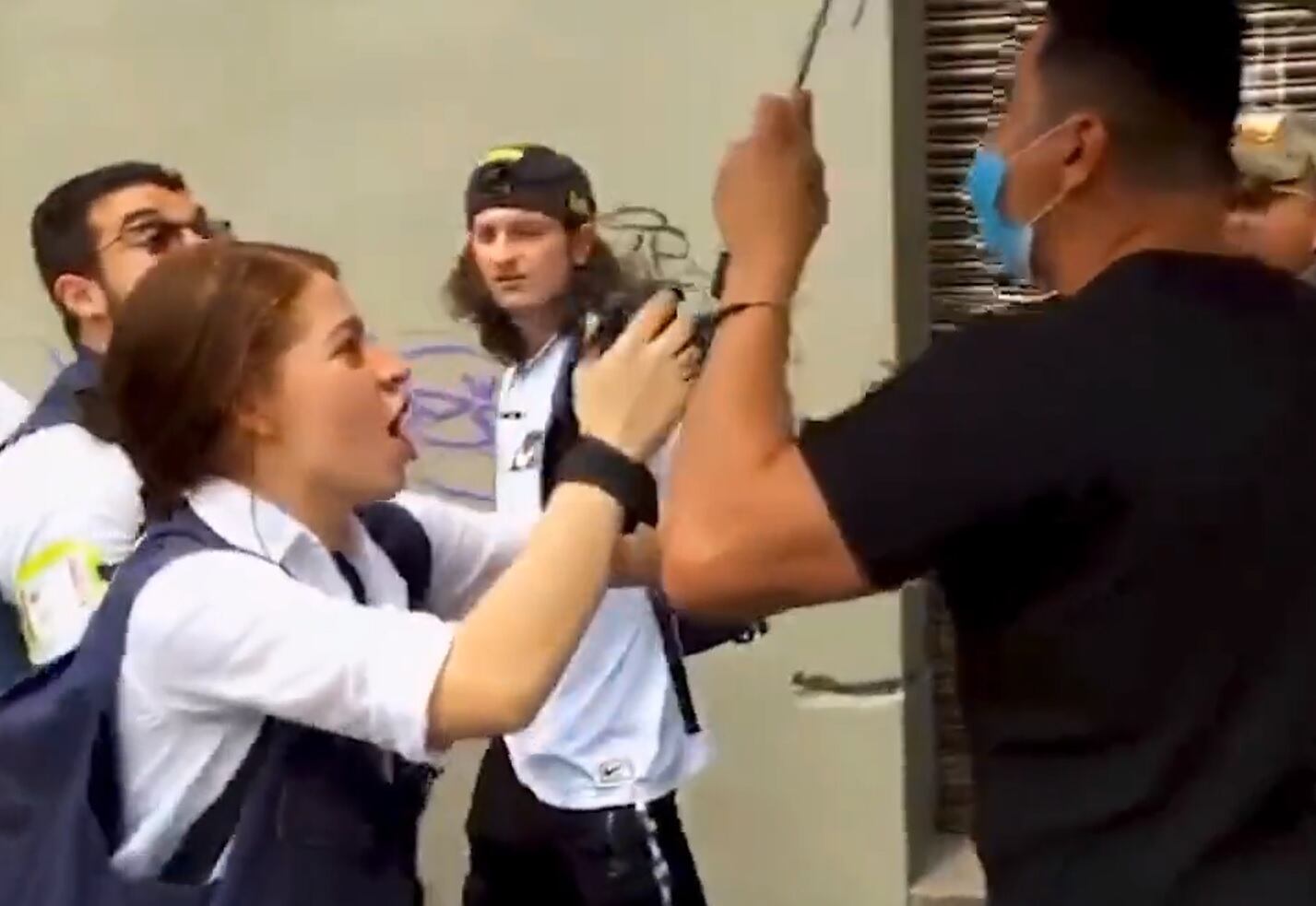 Agresión a periodistas durante la marcha de la oposición en Medellín. Foto: cortesía.