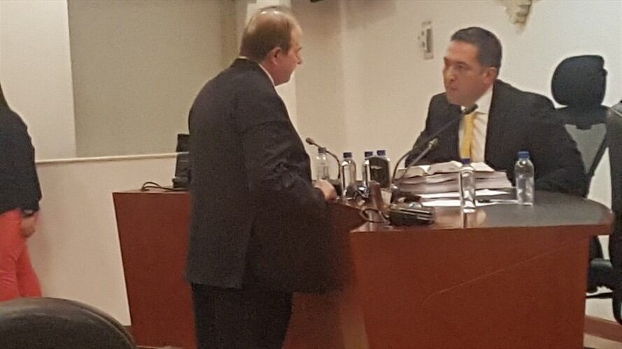Leonidas Bustos llega a la Comisión de Acusaciones para cara a cara con Musa Besaile. Foto: La Wcon Julio Sánchez Cristo