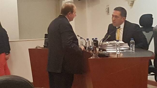 Leonidas Bustos llega a la Comisión de Acusaciones para cara a cara con Musa Besaile. Foto: La Wcon Julio Sánchez Cristo
