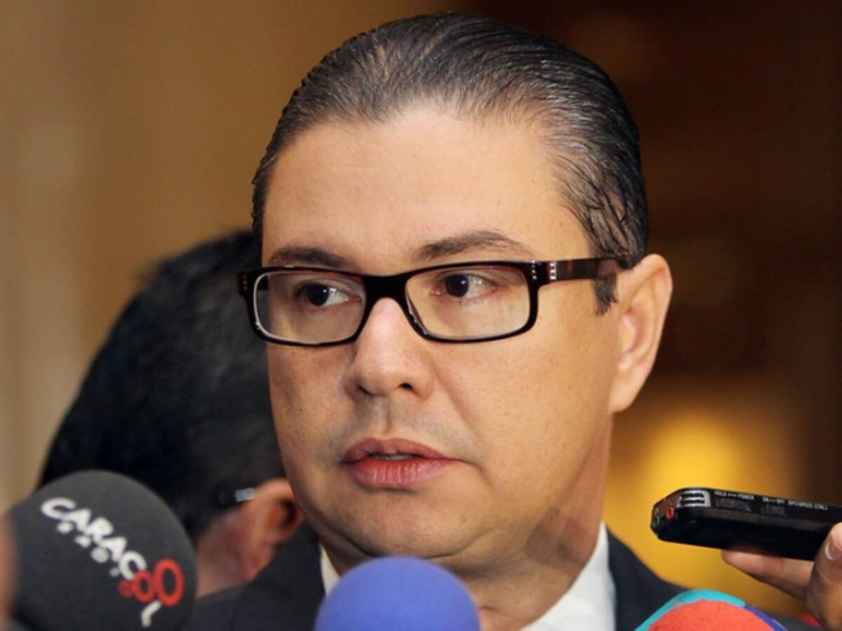 Santos debe llamar a consultas a sus negociadores y condicionar inicio de diálogos con Eln: Liberales