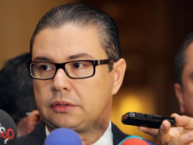 Santos debe llamar a consultas a sus negociadores y condicionar inicio de diálogos con Eln: Liberales
