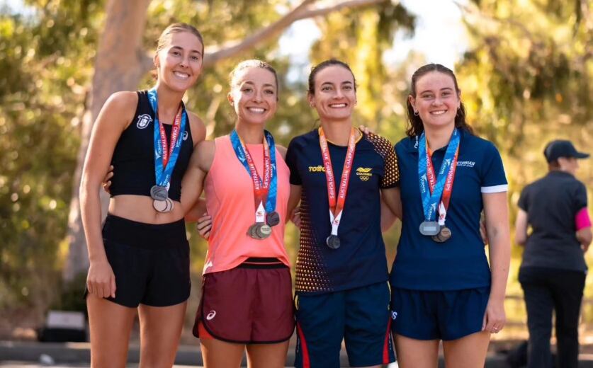 Sandra Lorena Arenas junto a otras atletas tras establecer un nuevo récord nacional en Australia / Twitter: @lorenaarenas22.