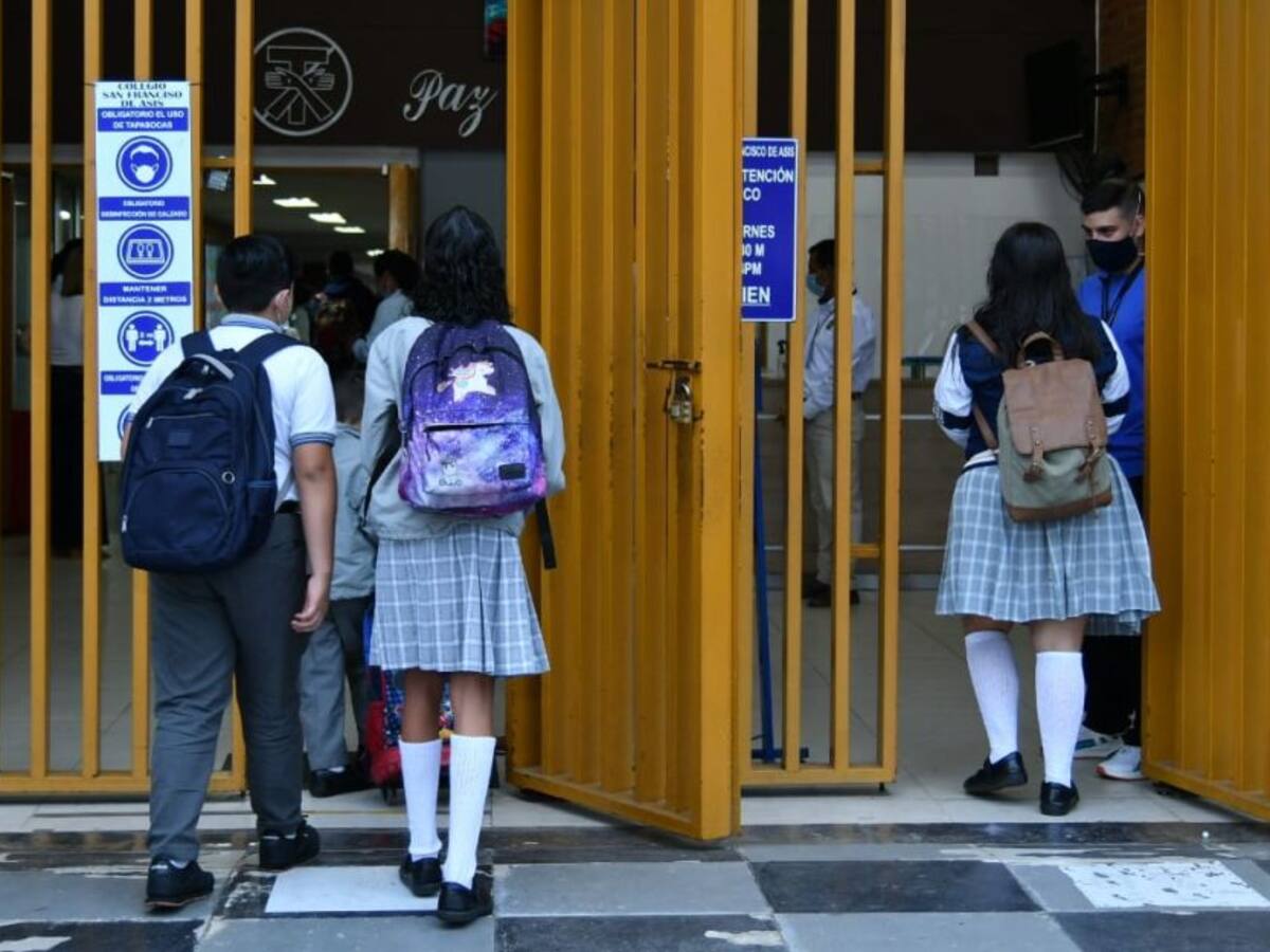 Vacunación de menores de 18 años avanza en el 20%
