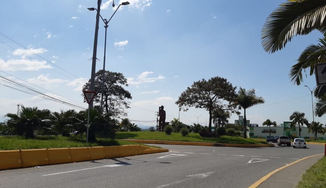 Días de sol y cielo azul en Armenia, glorieta del sector de Sinaí al sur de la ciudad