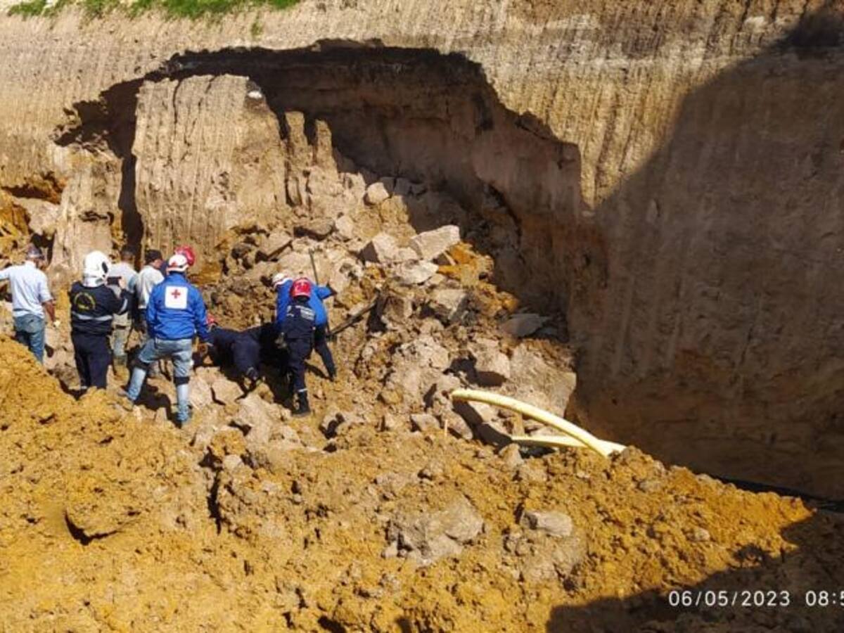 Un trabajador muerto y dos ilesos en un alud de obra de apartamentos en Tunja