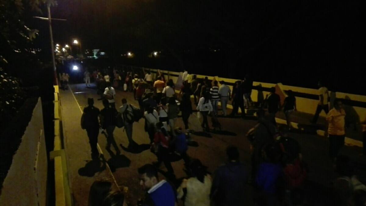 Los mayores traumatismos de estas primeras horas de reapertura, se han visto en los controles migratorios por la avalancha de venezolanos que están llegando