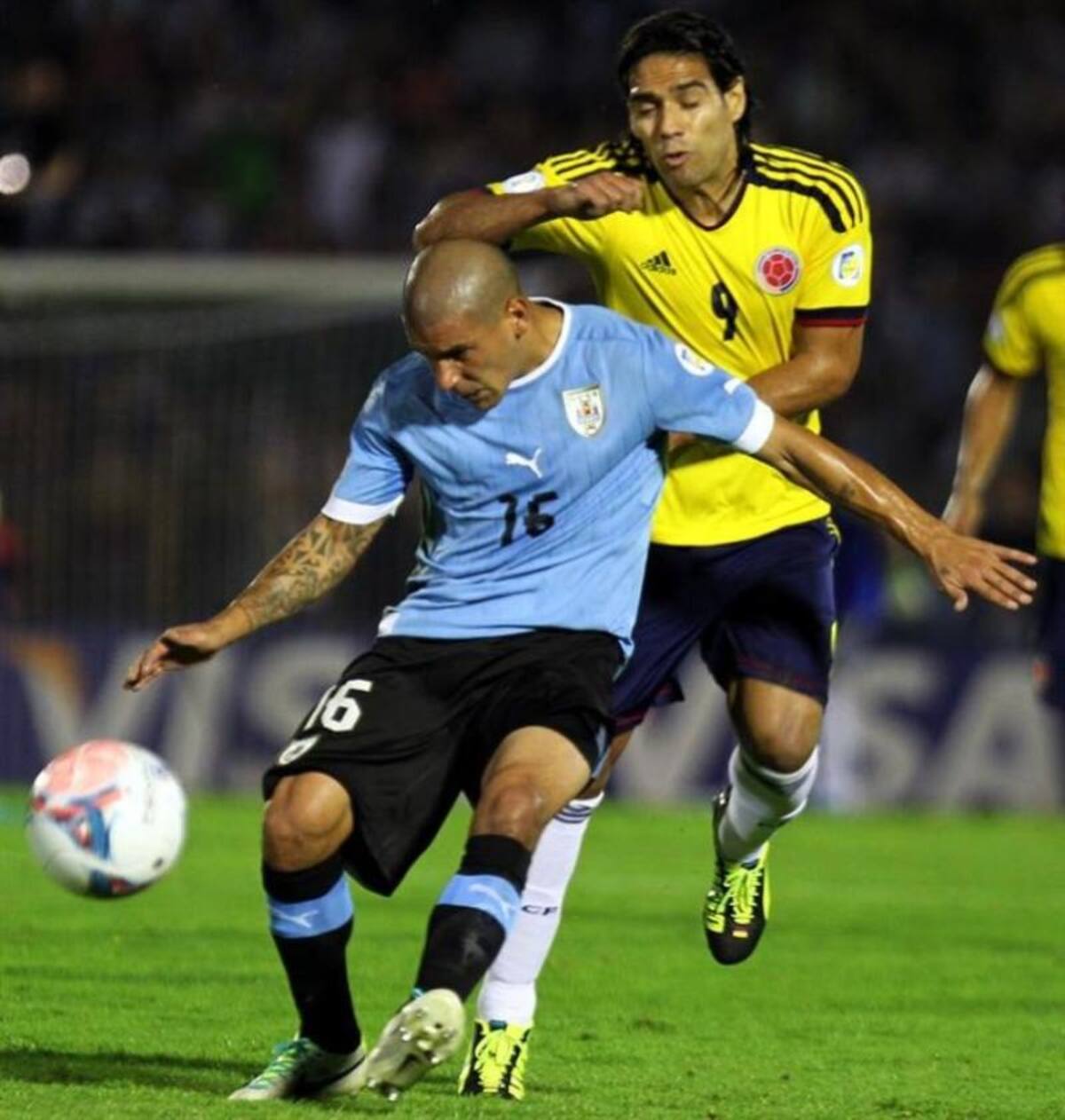 Con goles de Edison Cavani y Cristian Stuani la selección 'charrúa' venció 2-0 a Colombia y llegó a 22 puntos, peleando la cuarta casilla con Ecuador, que tiene la misma puntuación.
