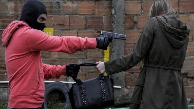 Le robaron 30 millones cuando cerraba un negocio