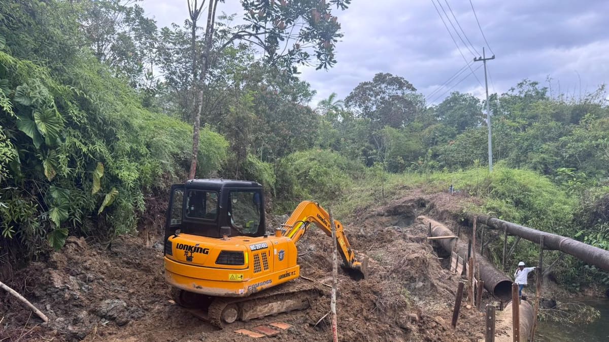 Obras para reparar tubería que abastece a Buenaventura avanzan pese al difícil acceso