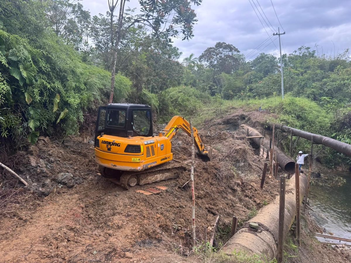 Obras para reparar tubería que abastece a Buenaventura avanzan pese al difícil acceso