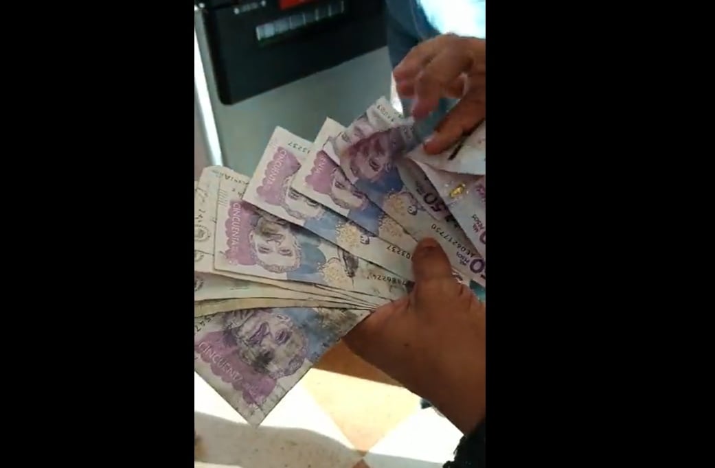 Usuarios de Davivienda denuncian que un cajero les entregó billetes falsos, quemados y cortados
