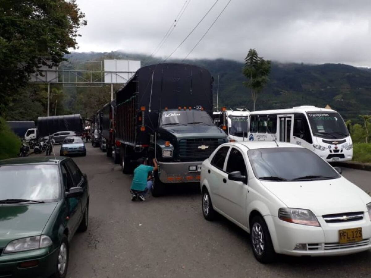 Manifestación de camioneros y taxistas en Caldas