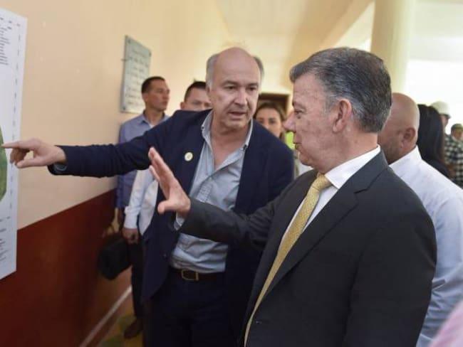 Santos responsabiliza a alcaldes y gobernadores de hacinamiento en cárceles