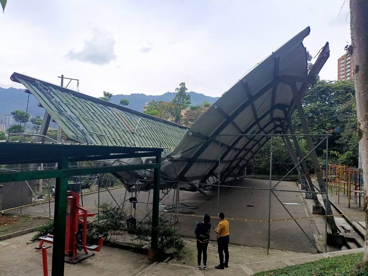 El techo de un polideportivo colapsó en Envigado; por fortuna, solo generó el susto