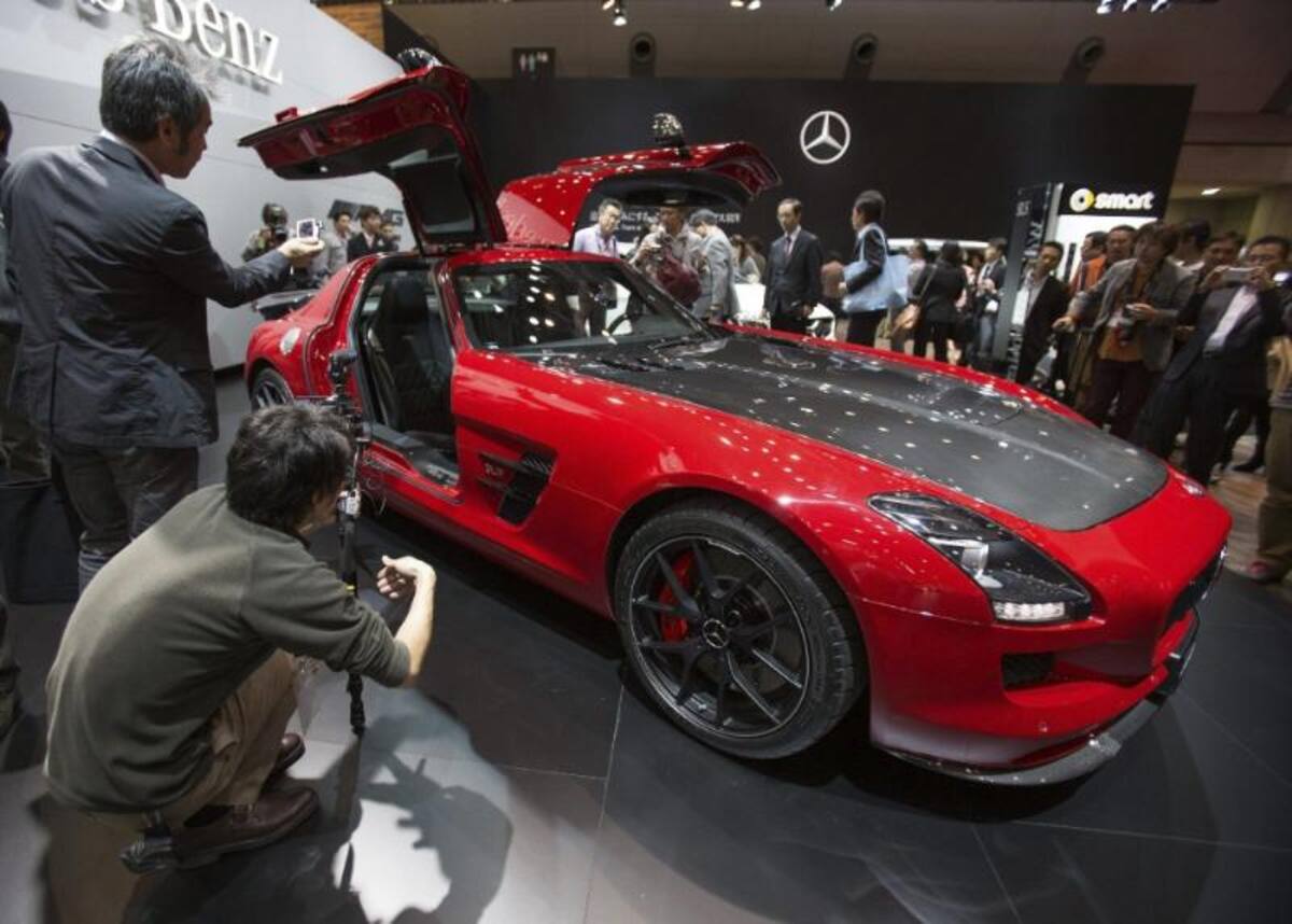 Mercedes-Benz presenta el modelo SLS AMG GT Final Edition durante su exhibición en la 43ª edición del Salón del Automóvil de Tokio (Japón)