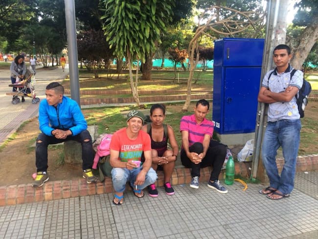 Venezolanos duermen en parque de los Niños