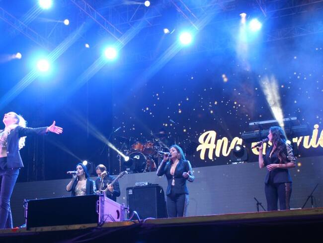 Sin importar la lluvia, las personas disfrutaron y cantaron junto con Mujeres a la Plancha.