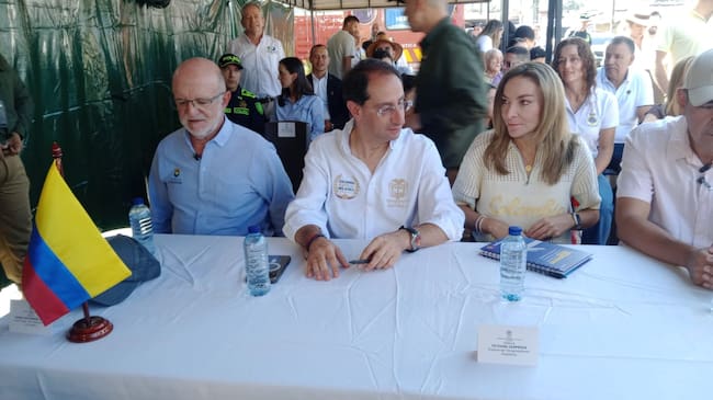 Henry Gutiérrez, gobernador de Caldas; José Manuel Restrepo, vicepresidente de Colombia y su esposa Tatiana Céspedes, conociendo afectaciones del terremoto en Chinchiná, Caldas.