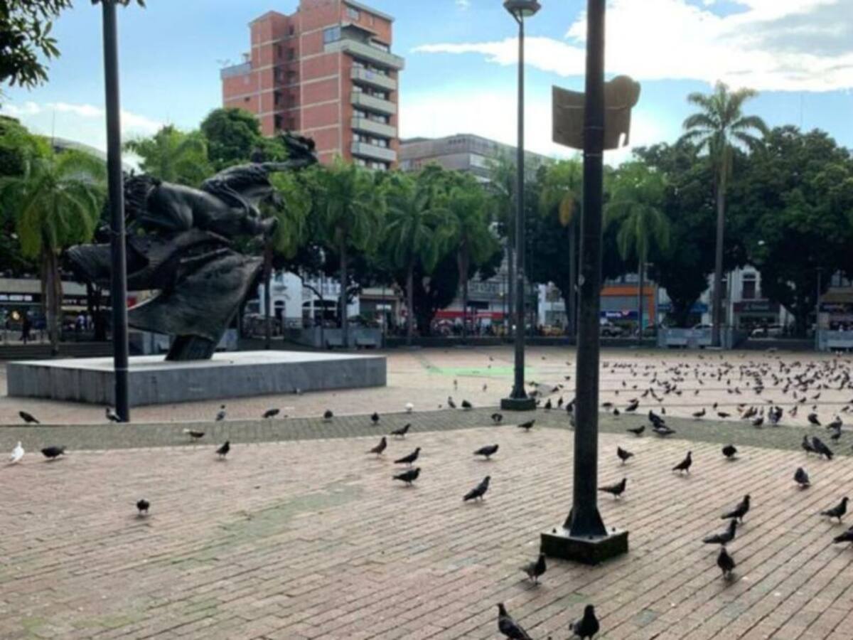 Una mujer encadenada protestó en la Plaza de Bolívar de Pereira