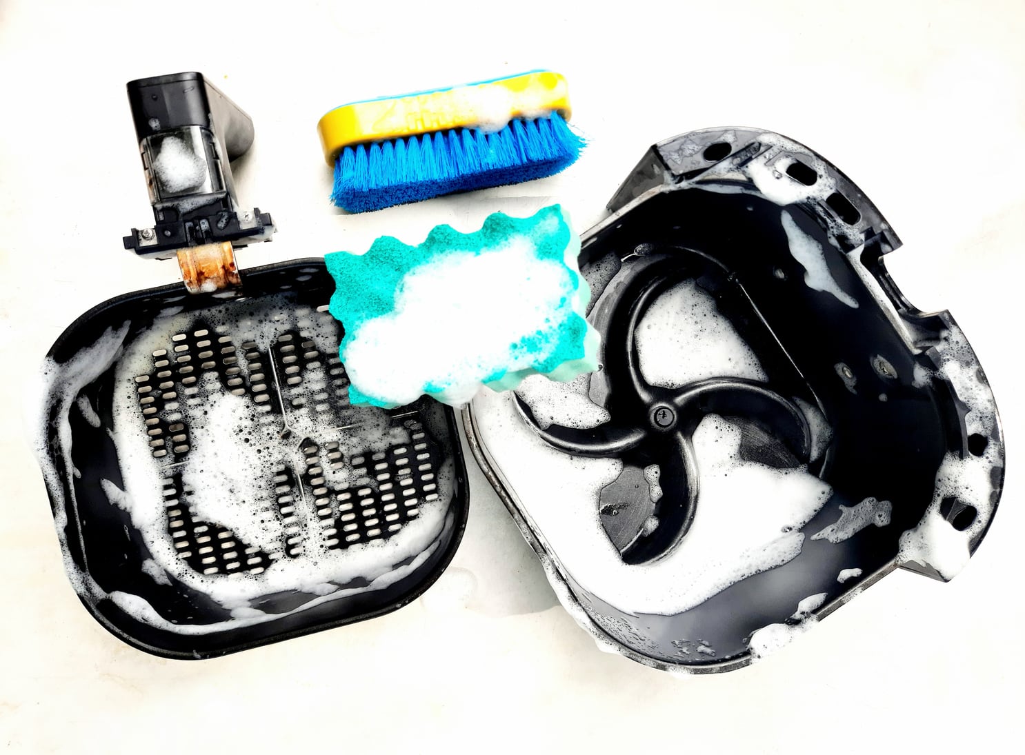 Limpiando la freidora de aire (Getty Images)