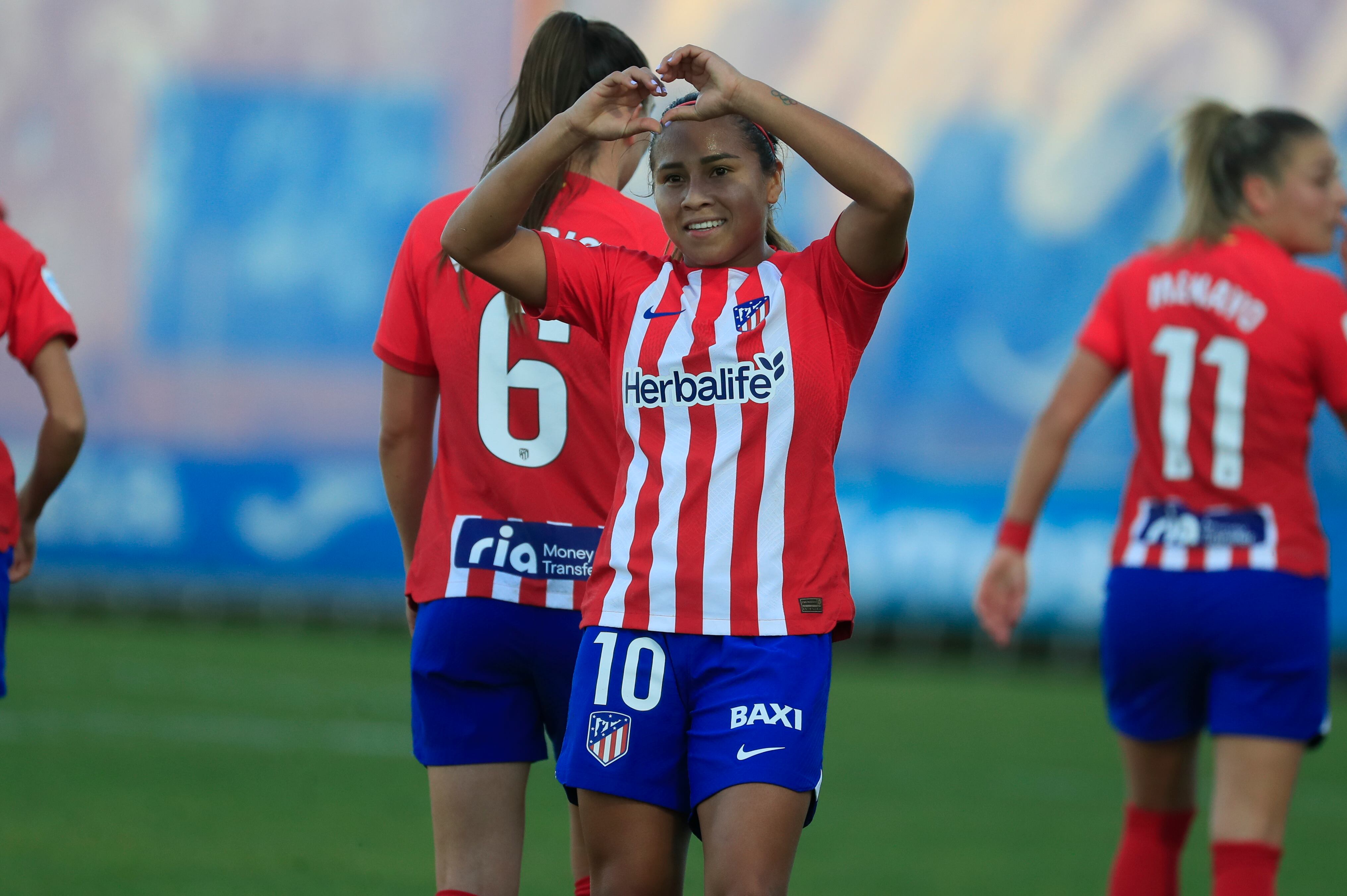 FUENLABRADA (MADRID), 19/11/2023.- La centrocampista colombiana del Atlético de Madrid Leicy Santos celebra tras marcar el 1-3 durante el encuentro de Primera División Femenina entre Madrid CFF y Atlético de Madrid, este domingo en el Estadio Fernando Torres en Fuenlabrada, Madrid. EFE/ Fernando Alvarado