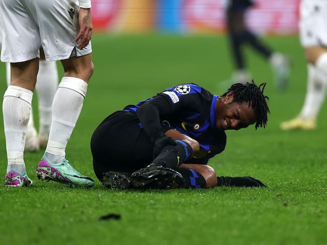 MILAN, ITALY - DECEMBER 12: Juan Cuadrado of FC Internazionale lies on the ground during the UEFA Champions League match between FC Internazionale and Real Sociedad at Stadio Giuseppe Meazza on December 12, 2023 in Milan, Italy. (Photo by sportinfoto/DeFodi Images via Getty Images)