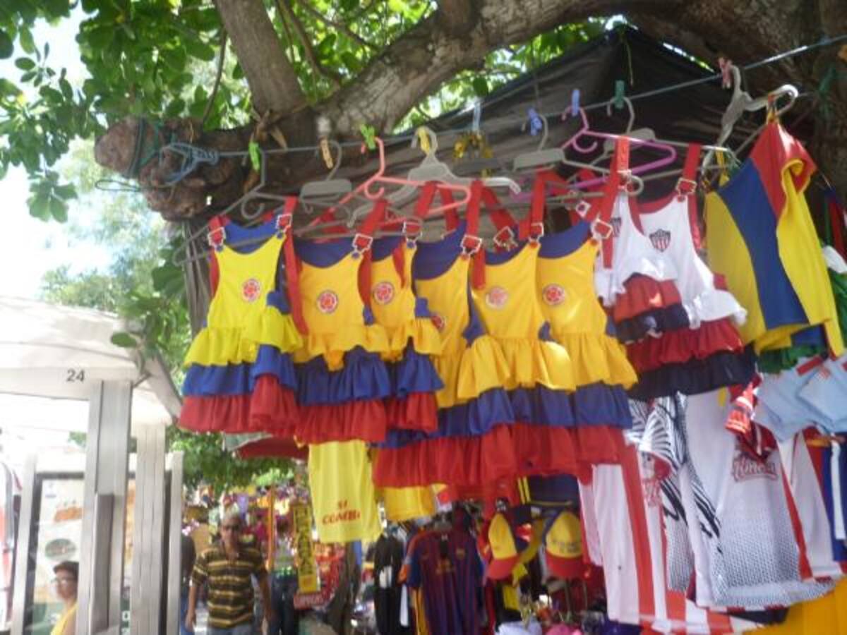 Las calles de Barranquilla están inundadas de objetos referentes al tricolor nacional.