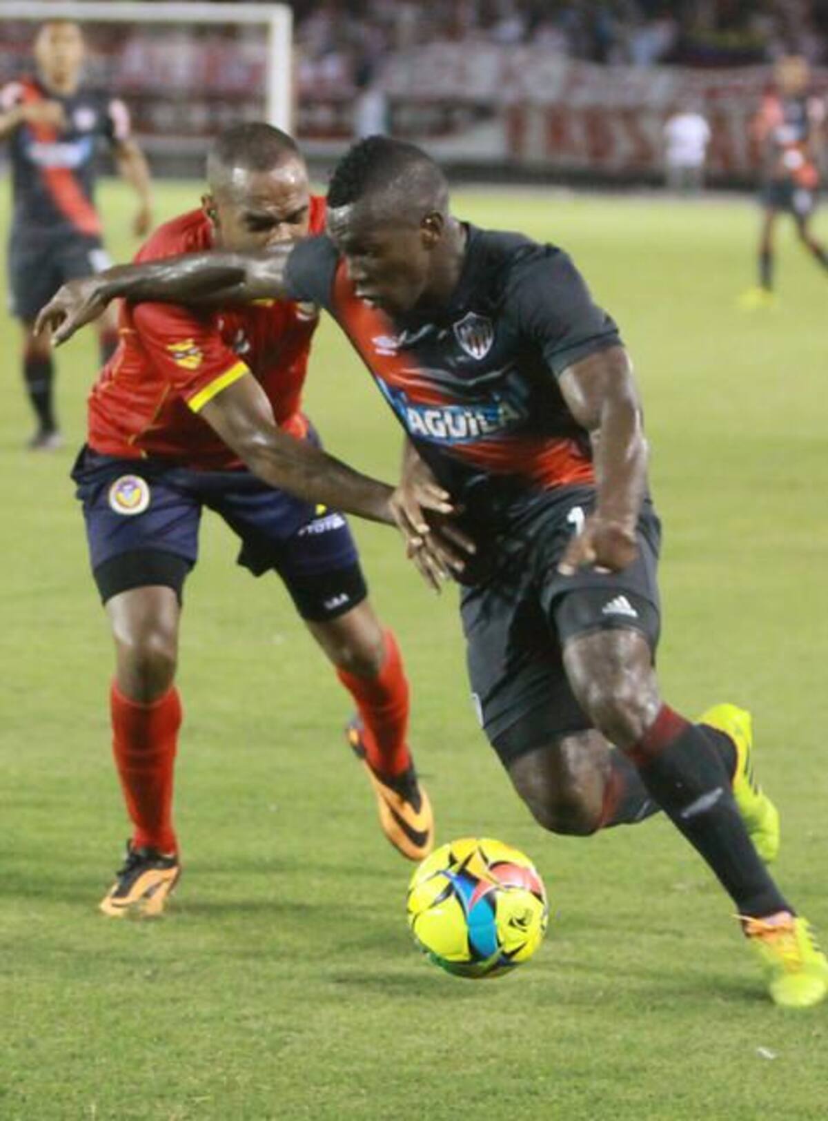 Edison Toloza y Vladimir Hernández revirtieron el marcador y dejaron saldo a favor de los tiburones 2-1. Uniautónoma se había ido adelante con gol de penal de Alan Navarro.