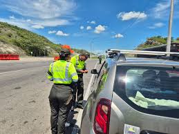 La restricción para vehículos de carga pesada. Foto policía carreteras Huila.