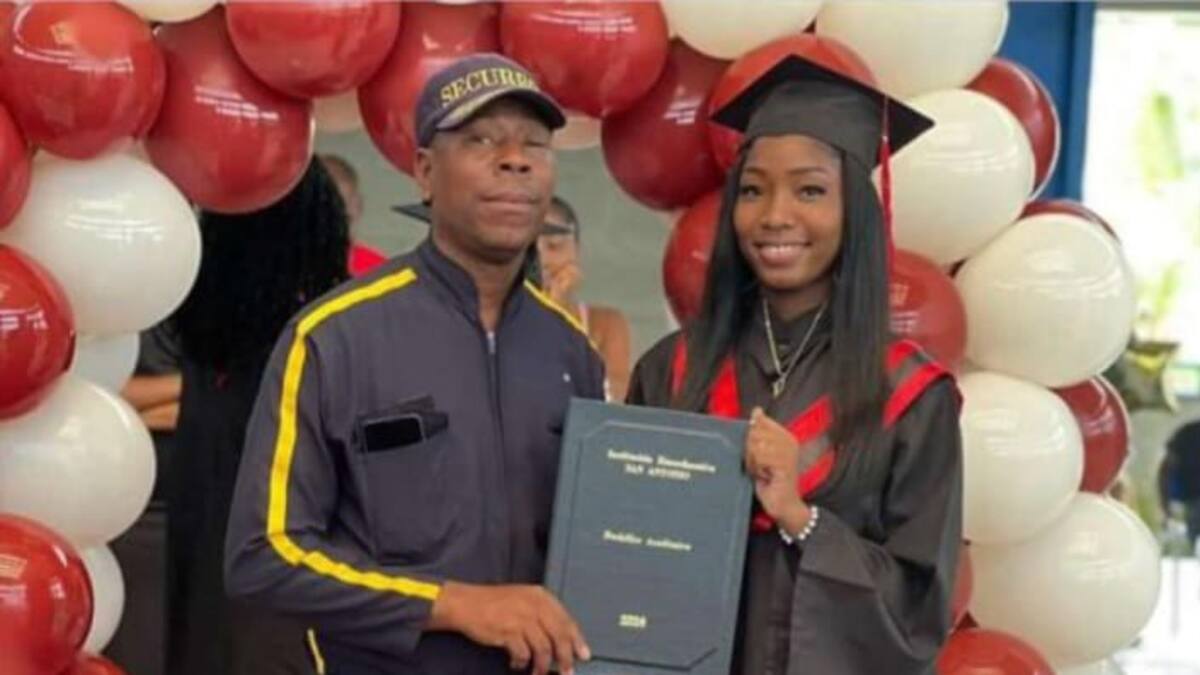 La conmovedora historia del hombre que fue con su uniforme de guarda al grado de su hija