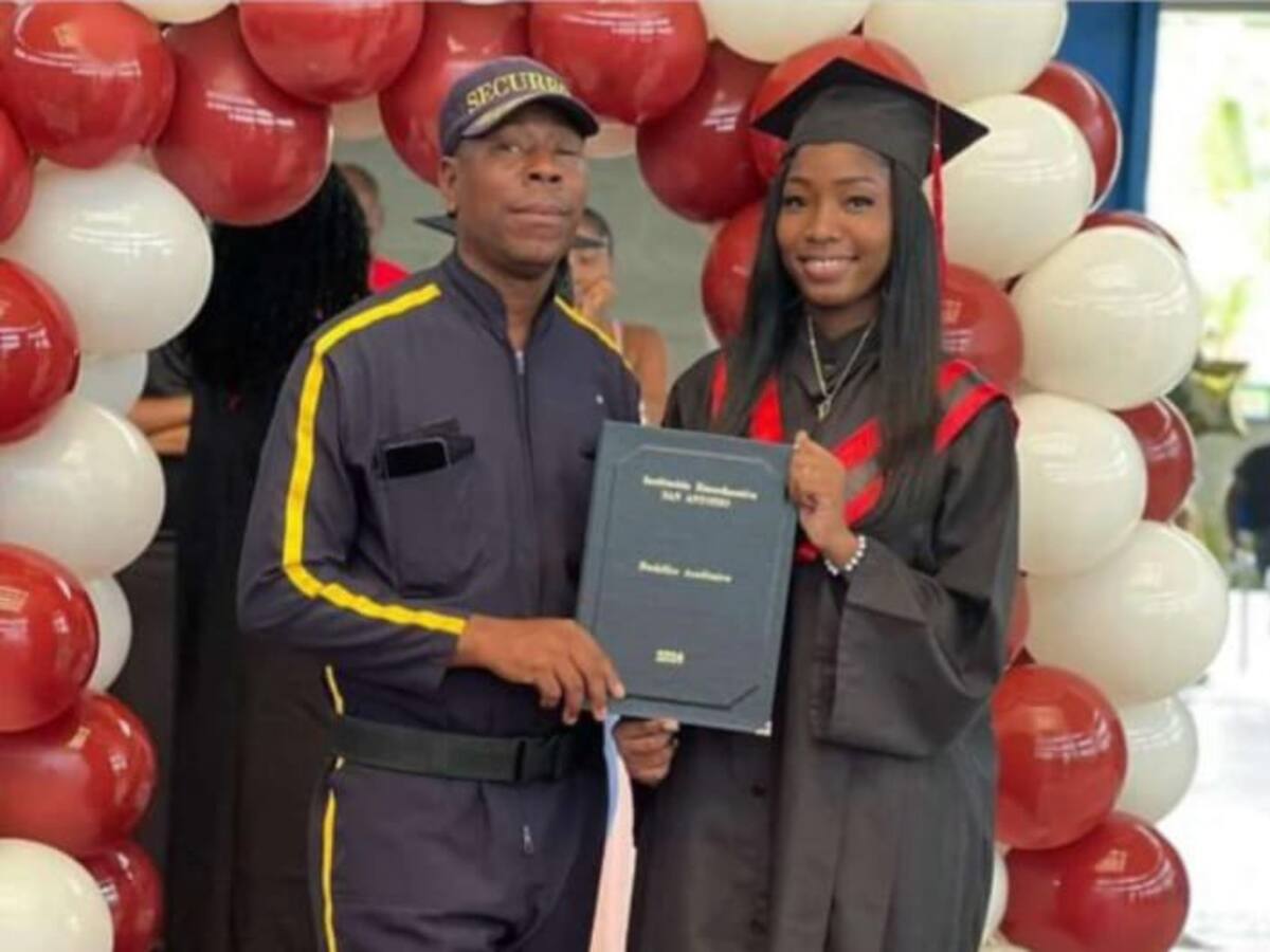 La conmovedora historia del hombre que fue con su uniforme de guarda al grado de su hija