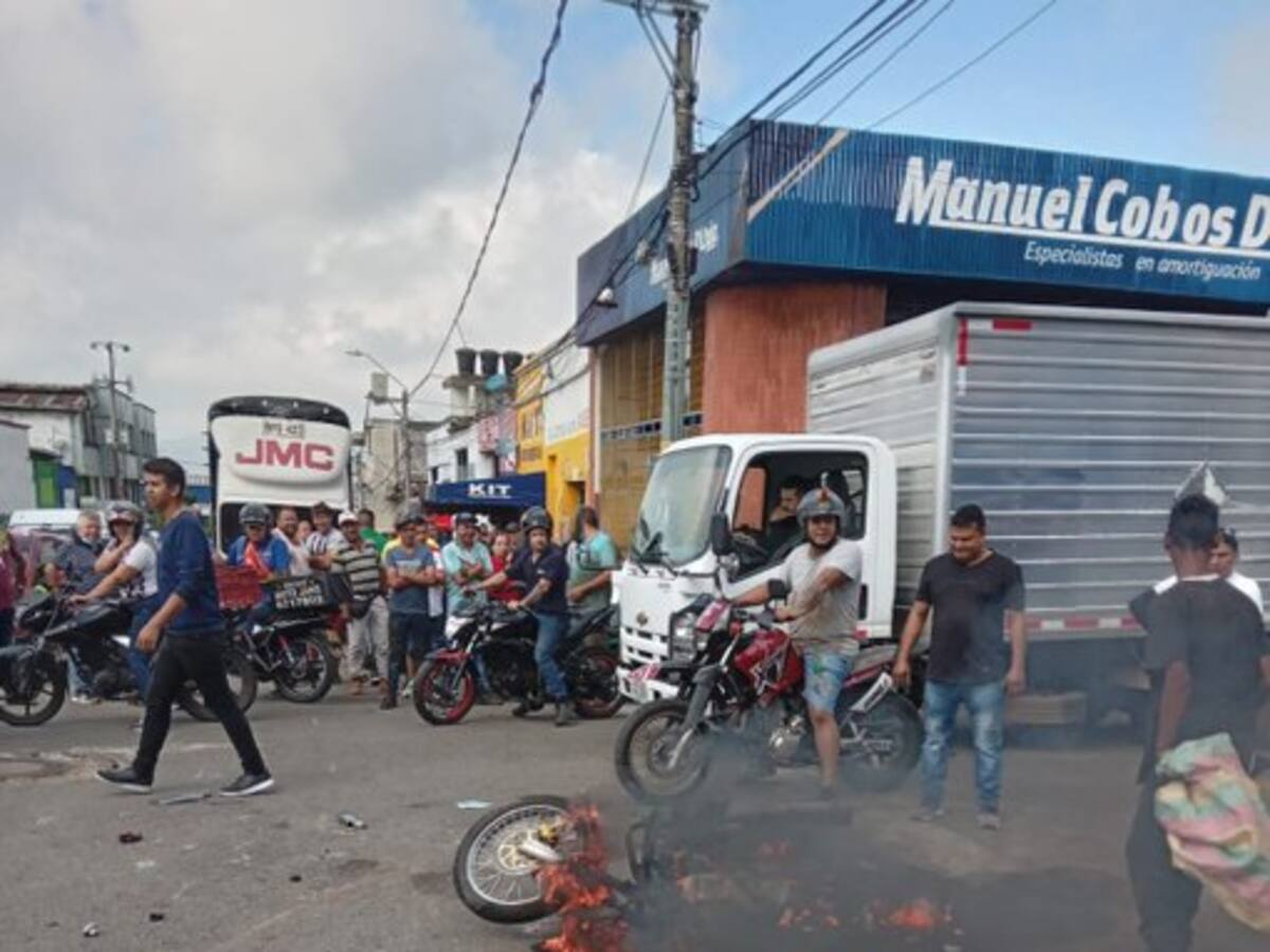 Mecánicos le quemaron la moto a presunto ladrón