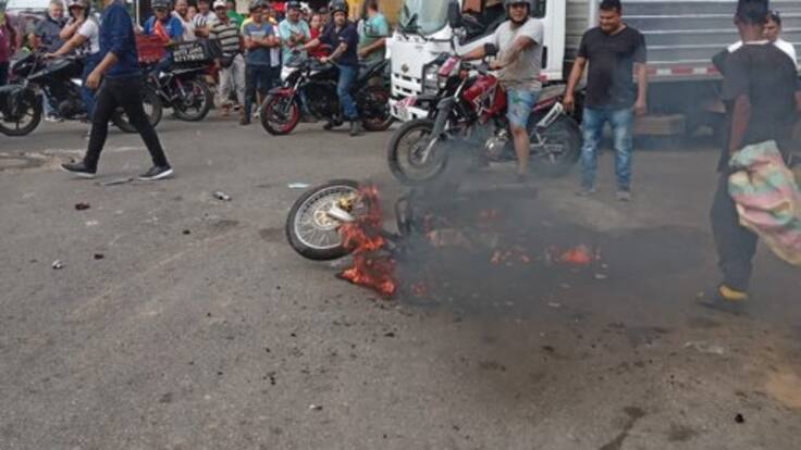 Mecánicos le quemaron la moto a presunto ladrón