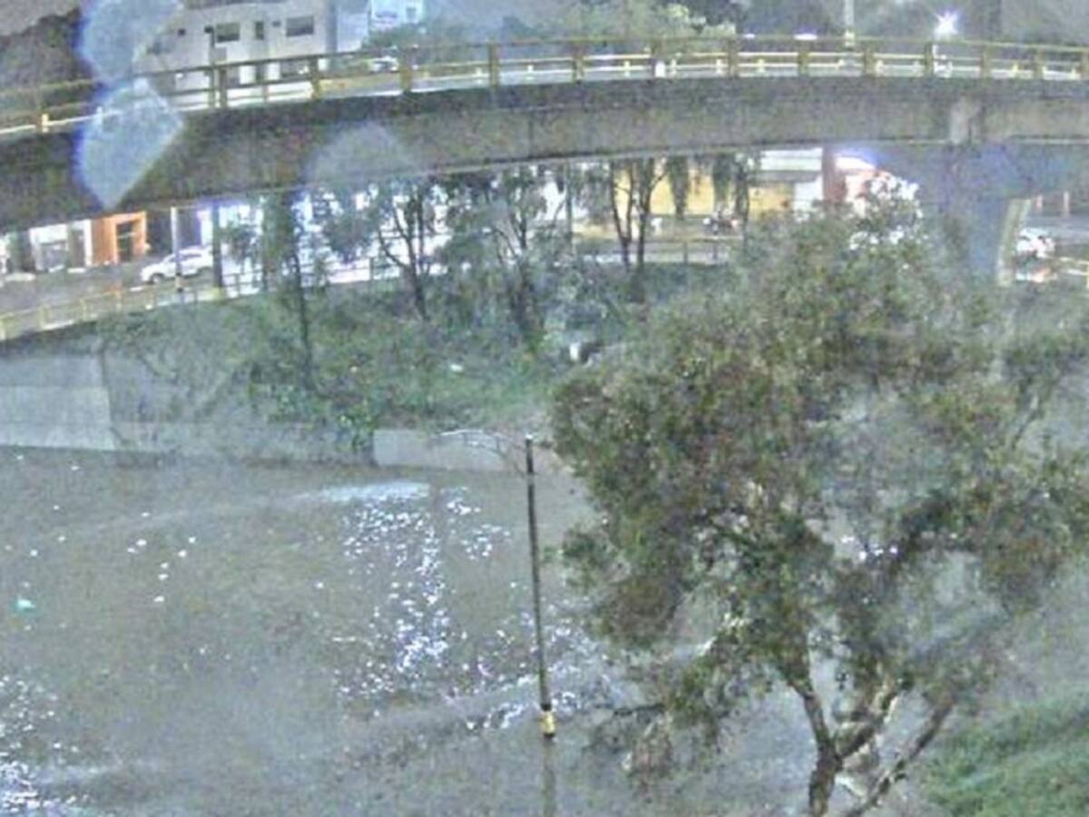 Aguacero en Medellín, ocasiona varias inundaciones en vías principales