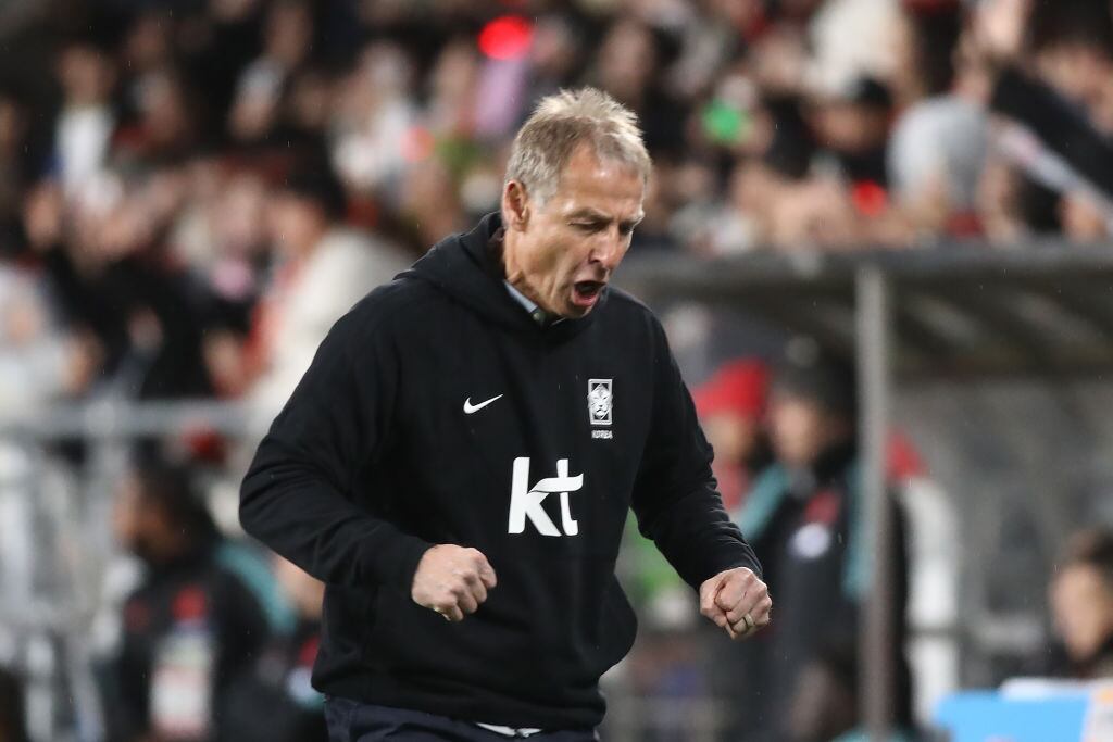 Jurgen Klinsmann, entrenador de Corea del Sur celebra el gol ante Colombia (Photo by Chung Sung-Jun/Getty Images)