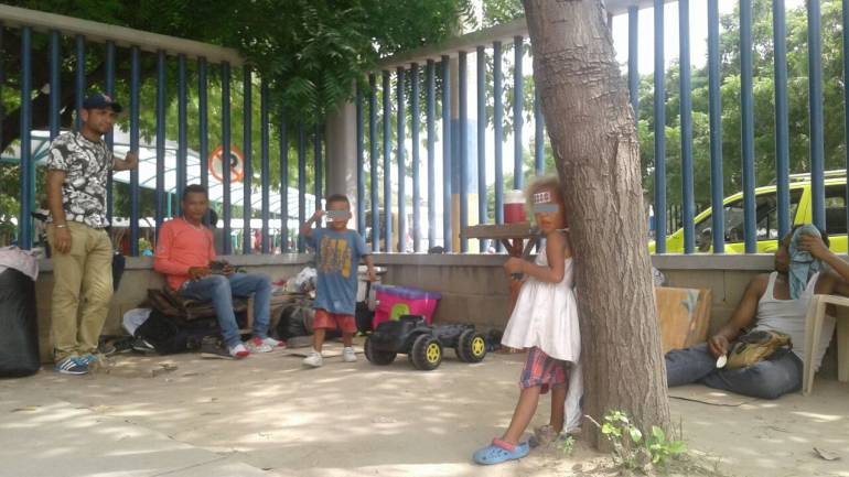Ciudadanos venezolanos que permanecen en la Terminal de Transportes que sirve a Barranquilla, ubicada en el municipio de Soledad.