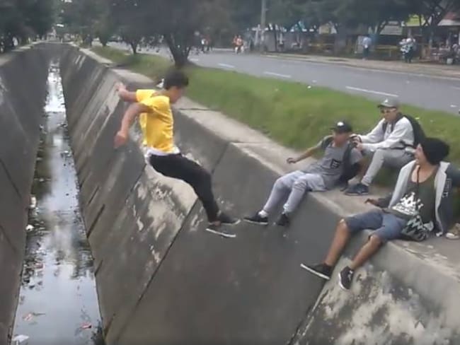 En video: el impactante golpe de un joven que practica Parkour