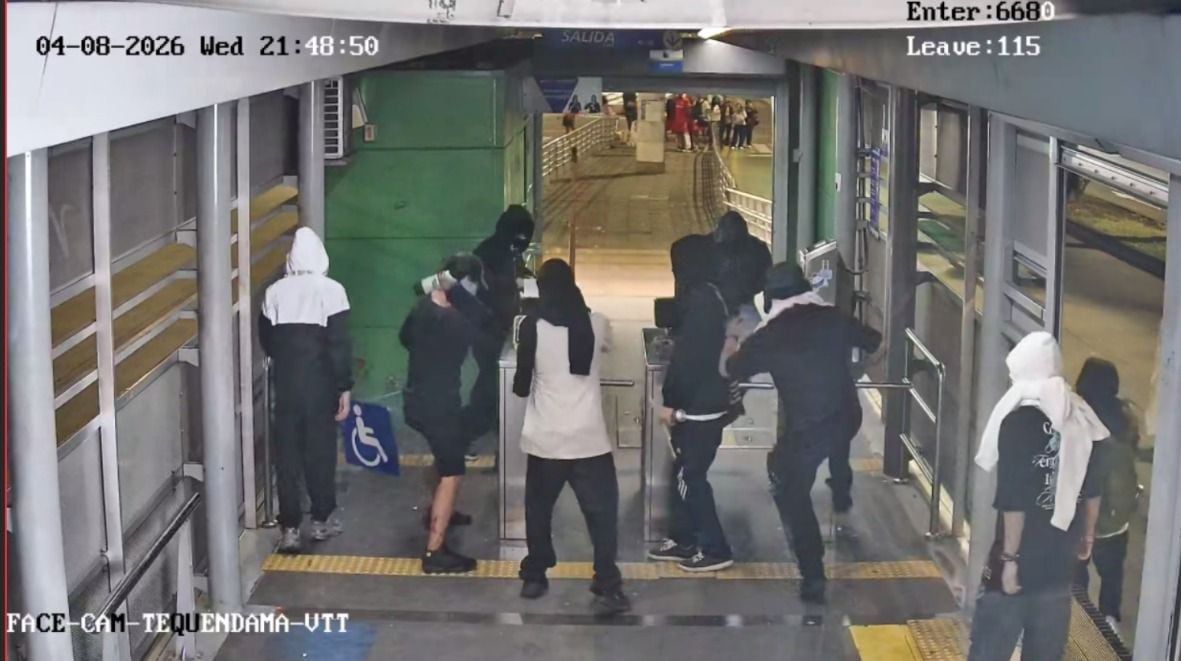 Encapuchados vandalizan ocho estaciones del MIO durante marcha de estudiantes de Univalle