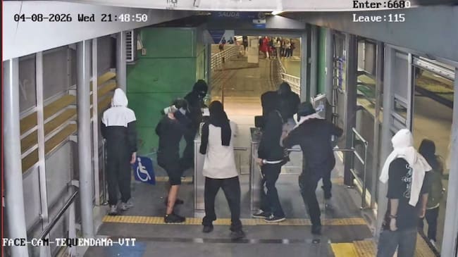 Encapuchados vandalizan ocho estaciones del MIO durante marcha de estudiantes de Univalle